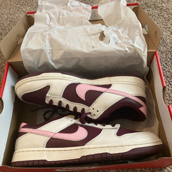 Nike 2023 Valentines Day Dunks - Picture 2 of 6